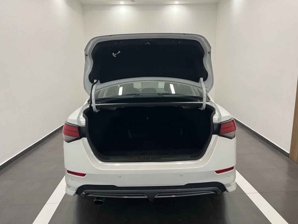 2020 Nissan Sentra 4p SR L4/2.0/T Man