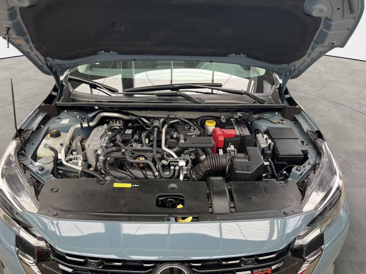 2025 Nissan Sentra 4p SR Platinum Bi-tono L4/2.0 Aut