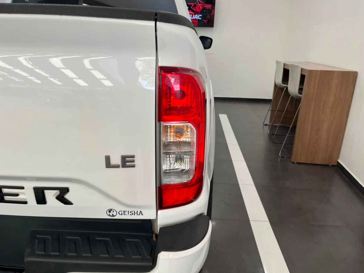 2024 Nissan Frontier 4p LE L4/2.5 Aut