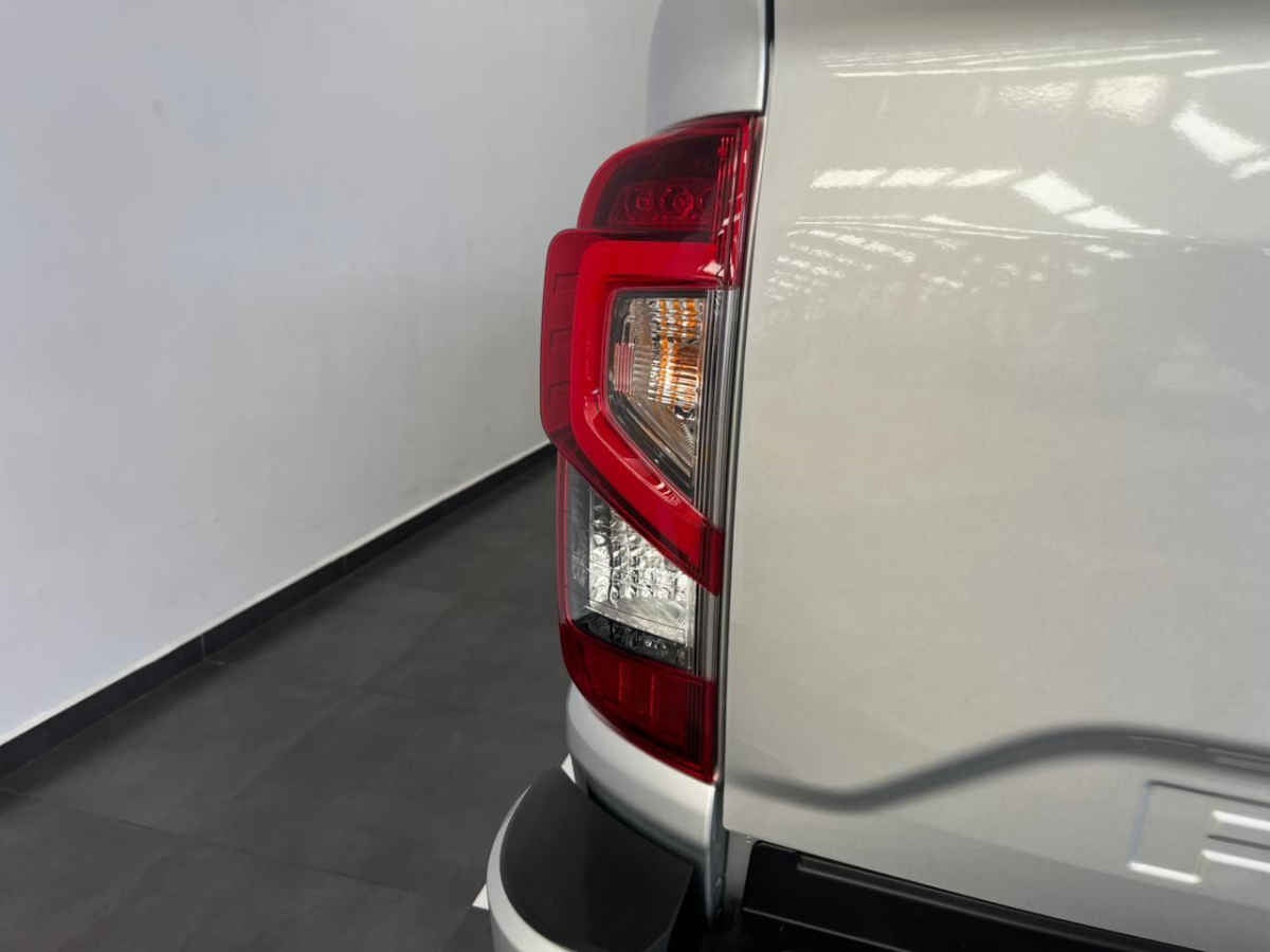 2024 Nissan Frontier 4p Platinum LE Diesel L4/2.5/T 4x4 Aut