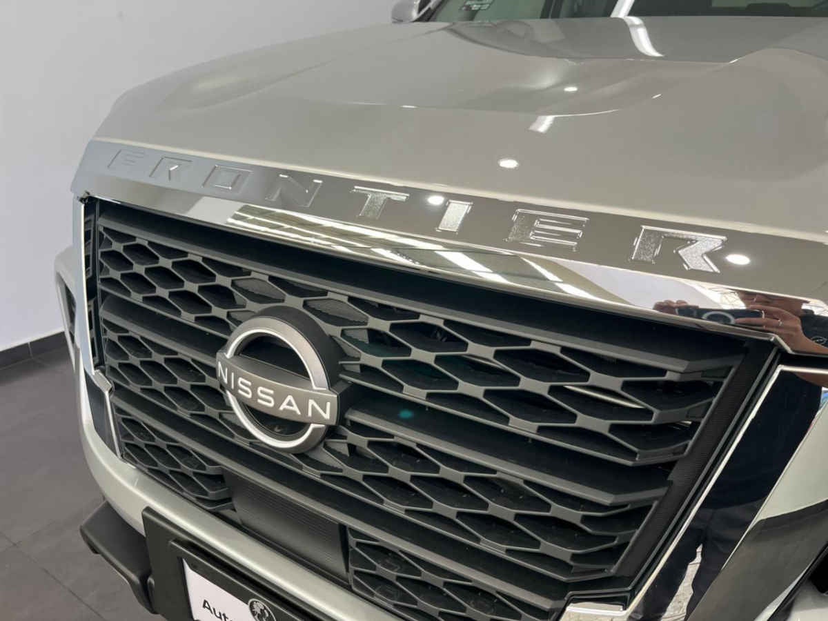 2024 Nissan Frontier 4p Platinum LE Diesel L4/2.5/T 4x4 Aut