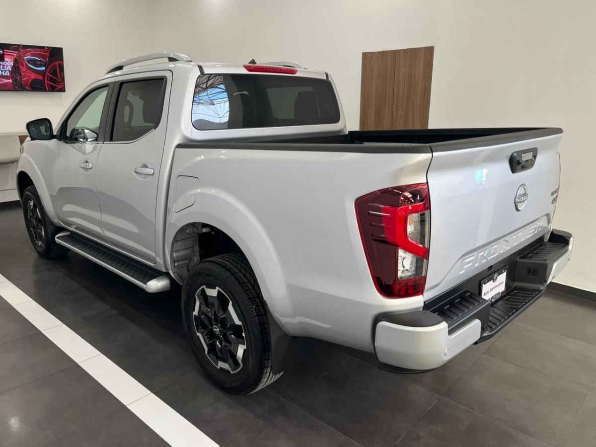2024 Nissan Frontier 4p Platinum LE Diesel L4/2.5/T 4x4 Aut