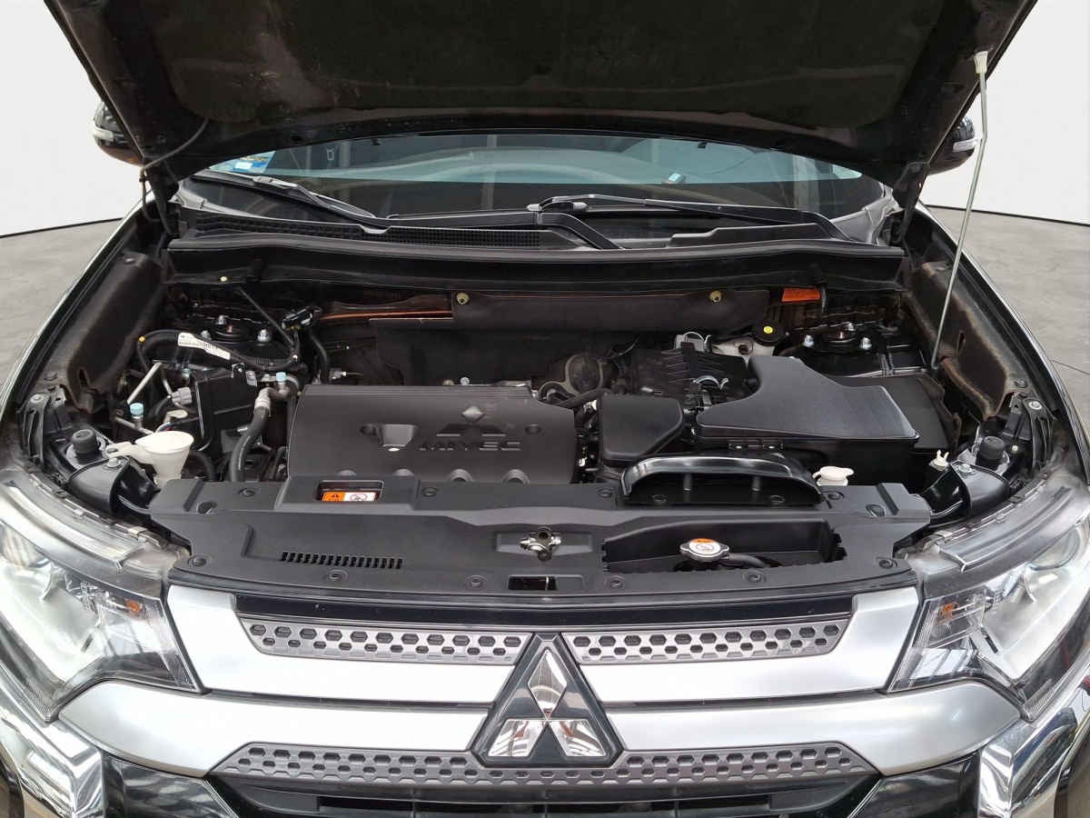 2022 Mitsubishi Outlander 5p SE L4/2.4 Aut