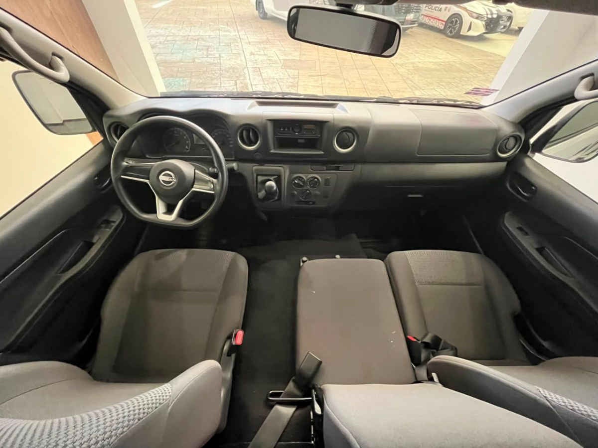 2025 Nissan Urvan 4p Amplia L4/2.5 Man