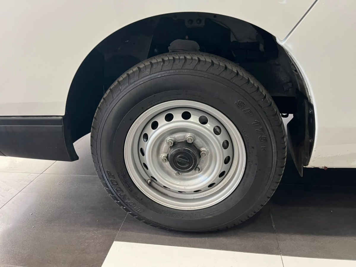 2025 Nissan Urvan 4p Amplia L4/2.5 Man