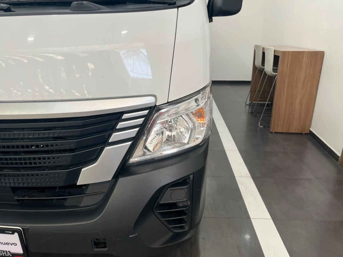 2025 Nissan Urvan 4p Amplia L4/2.5 Man