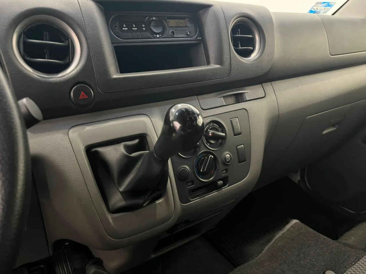 2022 Nissan Urvan 4p Amplia L4/2.5 Man A/A P/Seg