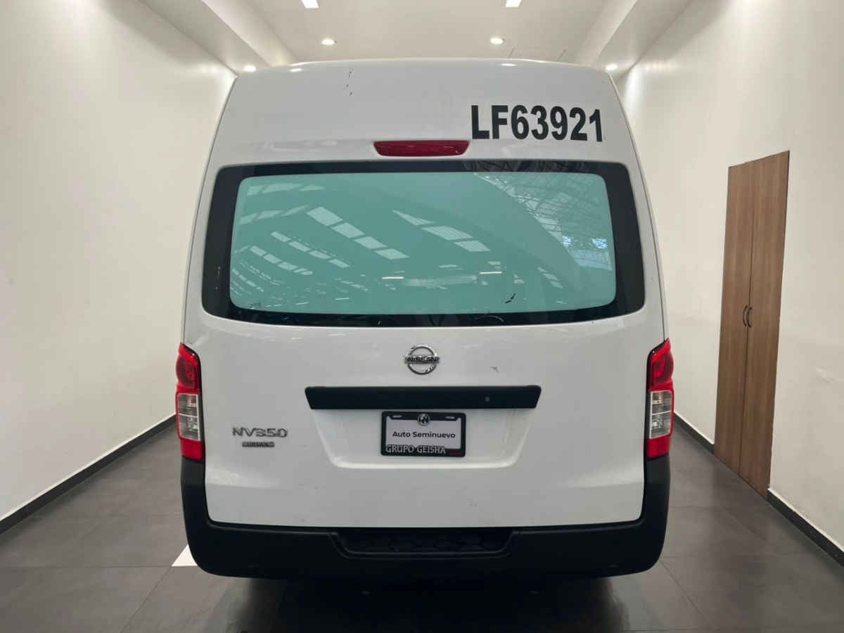2022 Nissan Urvan 4p Amplia L4/2.5 Man A/A P/Seg