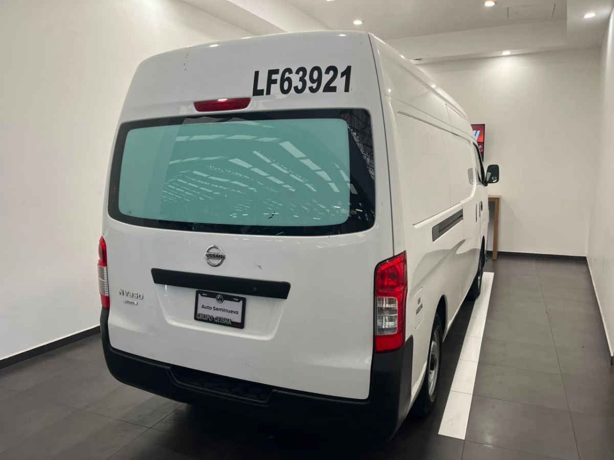 2022 Nissan Urvan 4p Amplia L4/2.5 Man A/A P/Seg