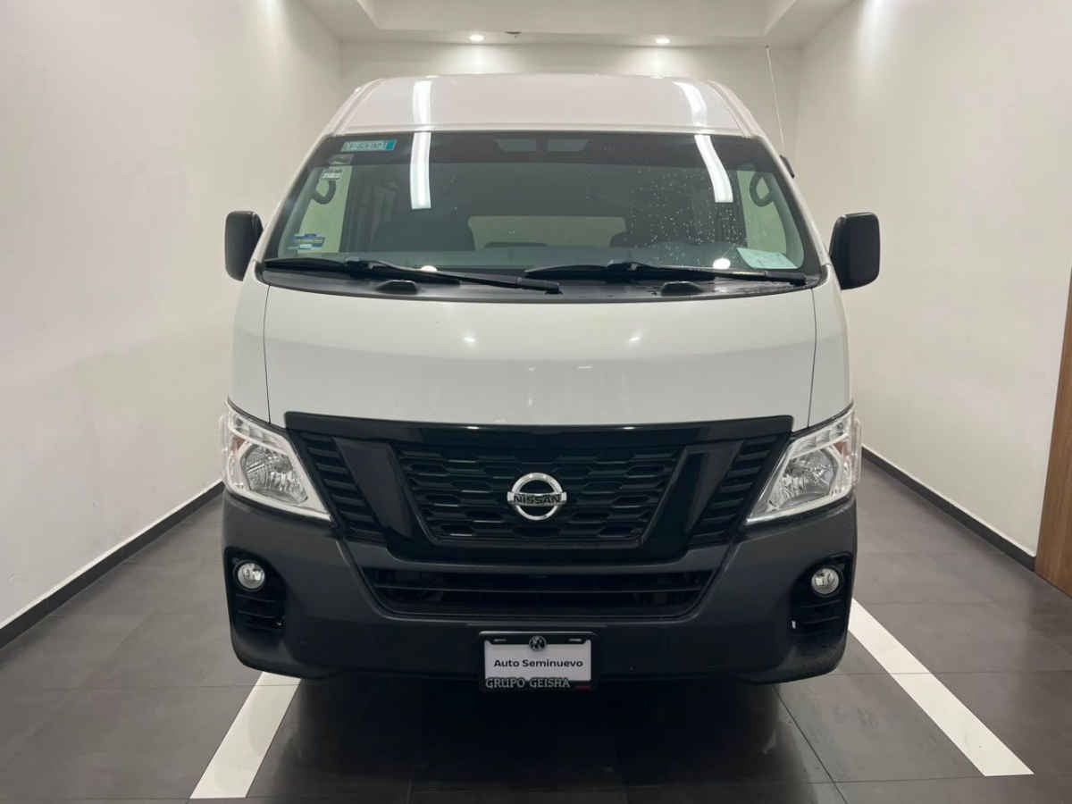 2022 Nissan Urvan 4p Amplia L4/2.5 Man A/A P/Seg