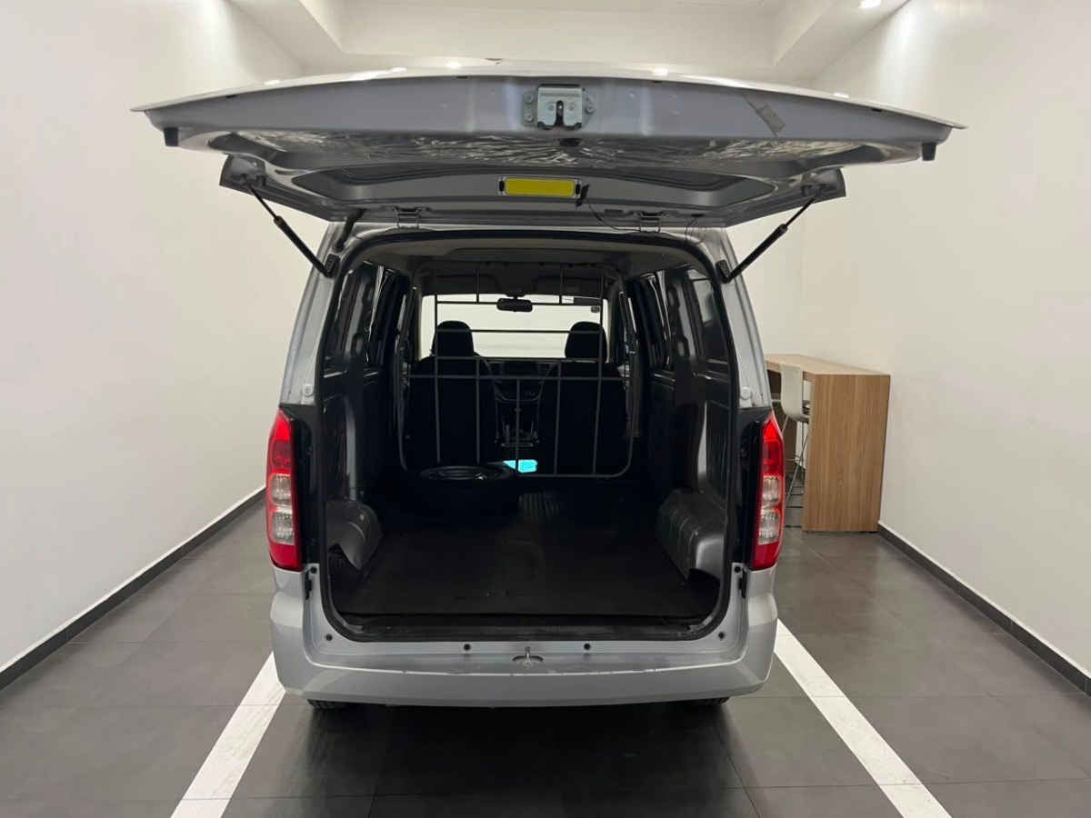 2024 Chevrolet Tornado 5p Van LS L4/1.5 Man